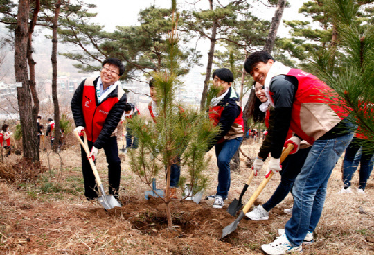 롯데닷컴이 롯데그룹 창립 50주년을 기념해 28일 서울 예장동 남산공원에서 '서울시와 함께하는 남산 숲 가꾸기 행사'를 진행했다. 이날 행사에서 김형준 롯데닷컴 대표(왼쪽 첫번째)와 윤상선 상무(오른쪽 첫번째) 등 롯데닷컴 임직원들이 소나무 묘목을 심고 있다. <롯데닷컴 제공>
